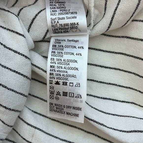 NWT - Roxy V-Neck Short Sleeve Button Front Shirt - Size M - Picture 7 of 8